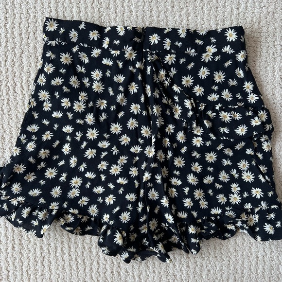 ZARA Daisy Floral Ruffle Hugh Waisted Mini Shorts S - Picture 4 of 7